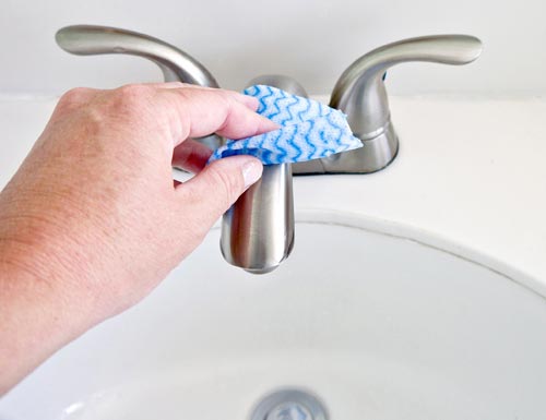 4. Định kỳ vệ sinh vòi rửa để làm sạch những vết khoáng ố, vết bám bẩn trên bề mặt sản phẩm 1