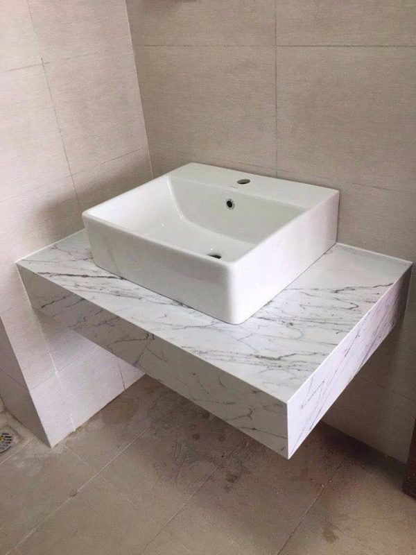 Chậu rửa mặt bằng đá được thiết kế tinh tế và hài hòa với không gian phòng tắm