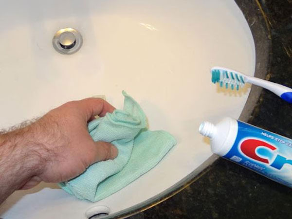 Dùng kem đánh răng để vệ sinh vòi nước inox 1