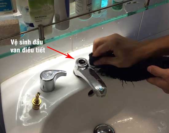 Sửa vòi lavabo khi bộ phận sục khí bị bẩn 1